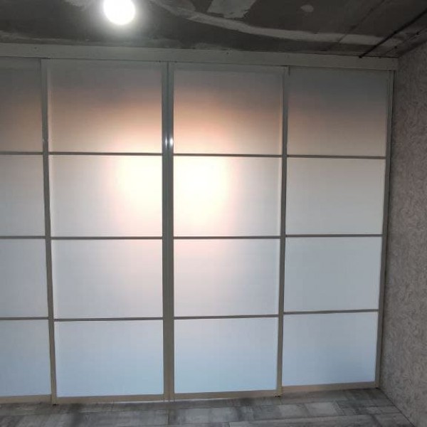 Перегородка для зонирования белая в  трехкомнатной квартире матовое стекло