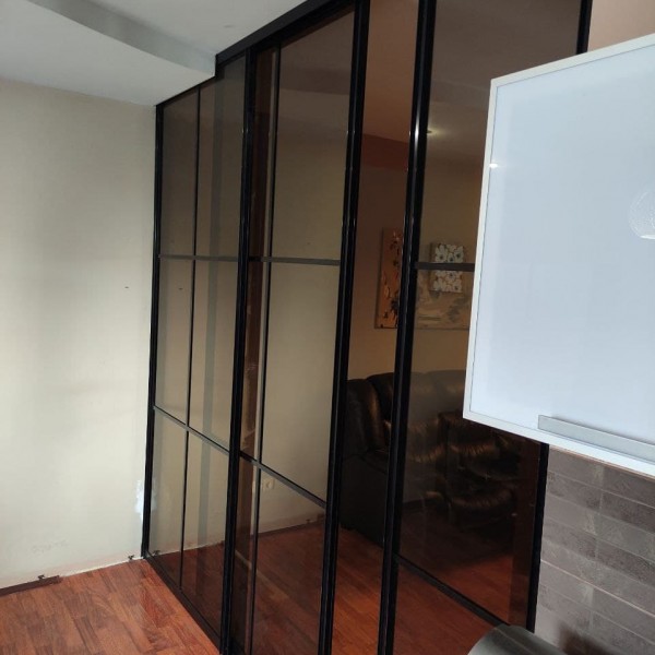 Напольная перегородка квартиру между кухней и залом, стекло с зеркальным эффектом